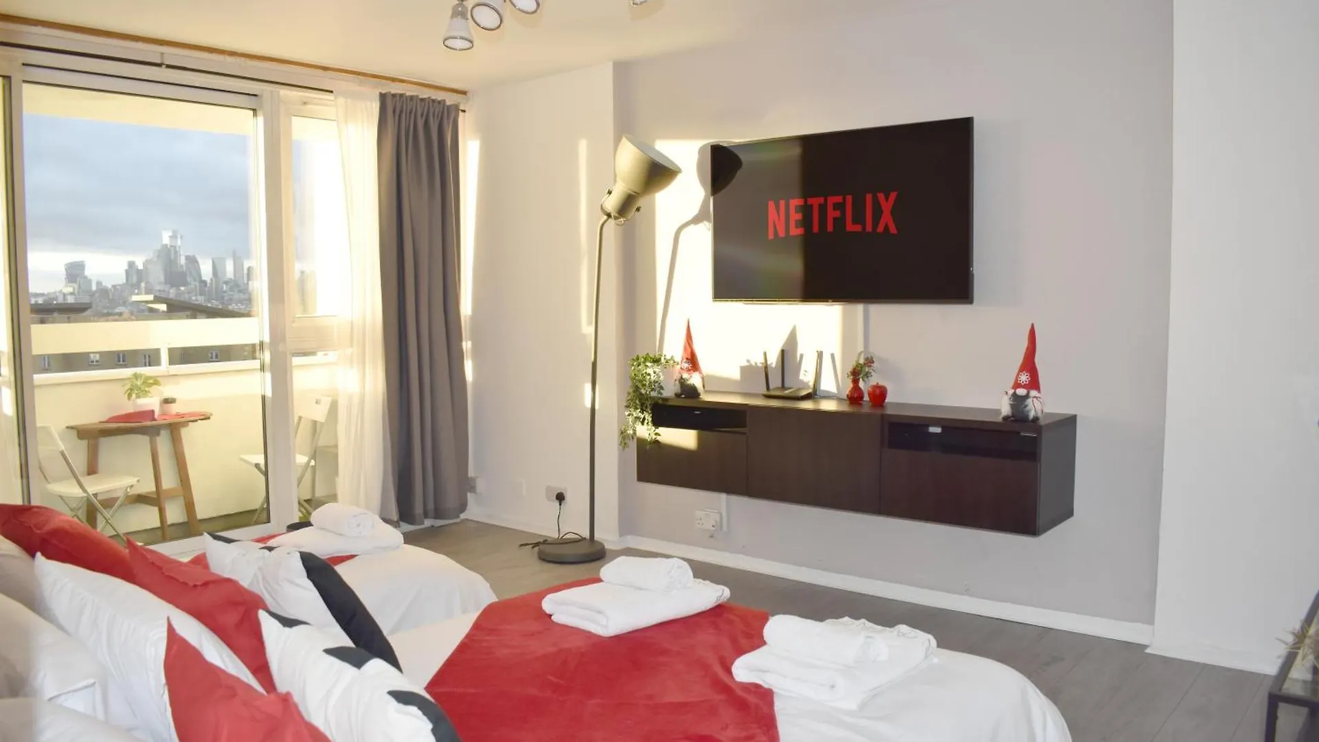 Skyline Apartment, London, Canary Wharf, River Side View And Street Parking Permit London