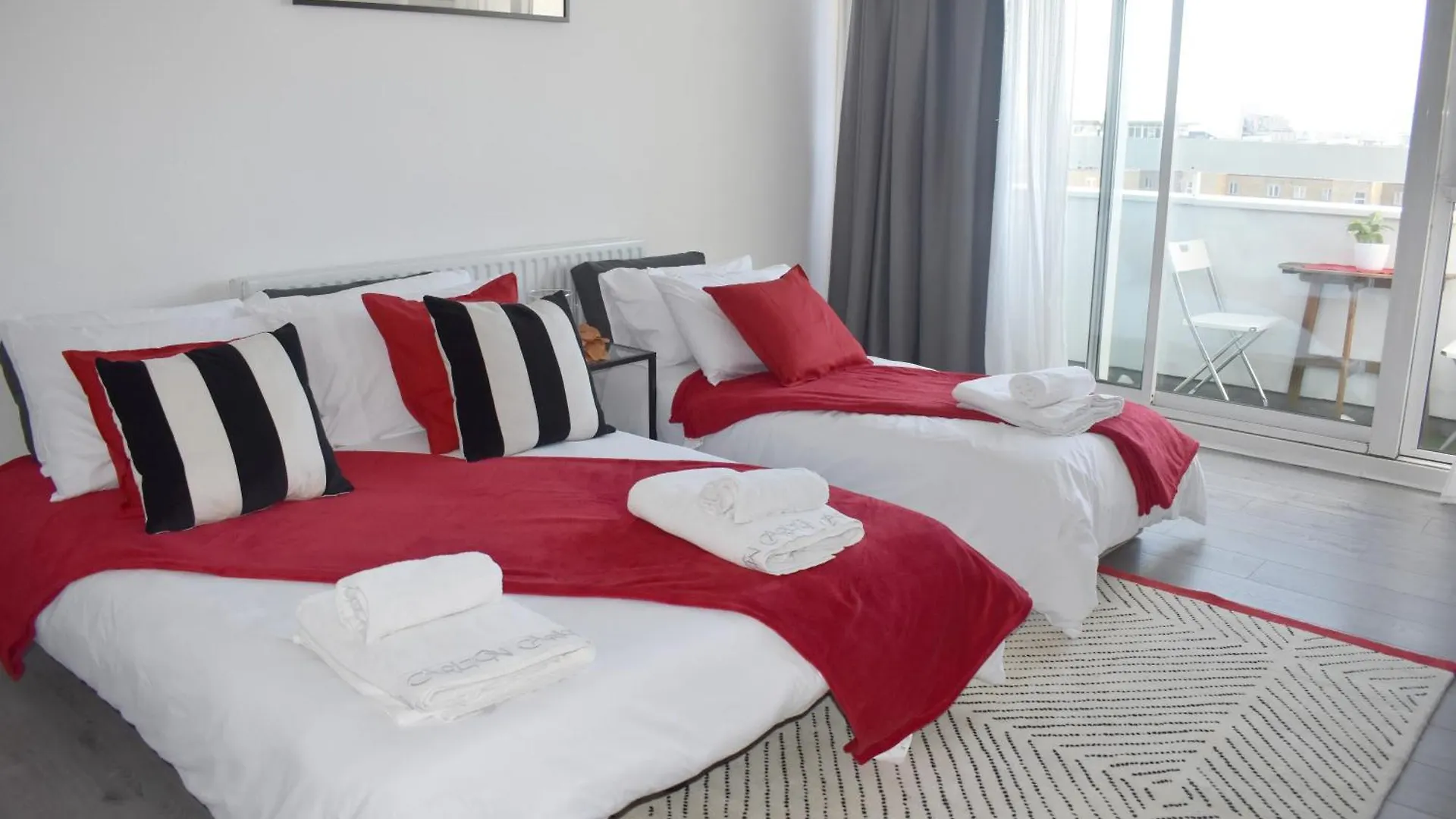 Skyline Apartment, London, Canary Wharf, River Side View And Street Parking Permit United Kingdom