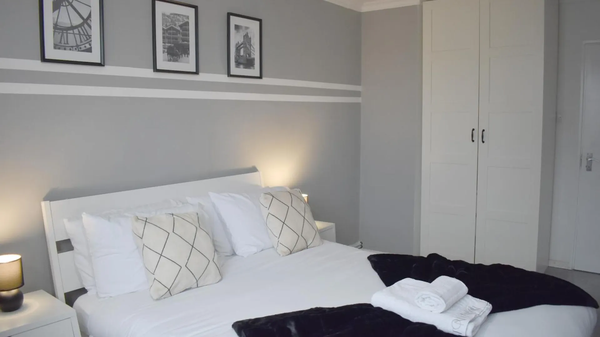 Skyline Apartment, London, Canary Wharf, River Side View And Street Parking Permit 0*, London United Kingdom