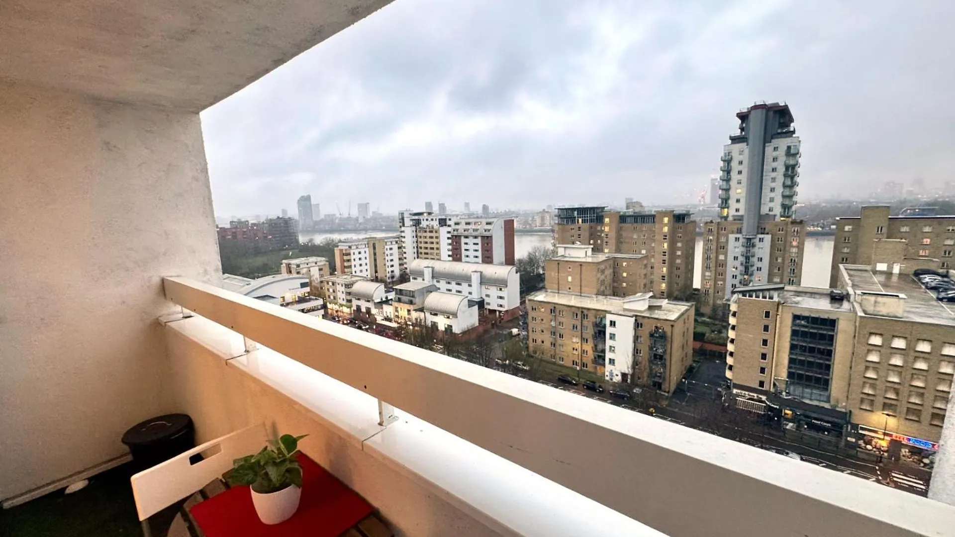 Apartment Skyline Apartment, London, Canary Wharf, River Side View And Street Parking Permit United Kingdom